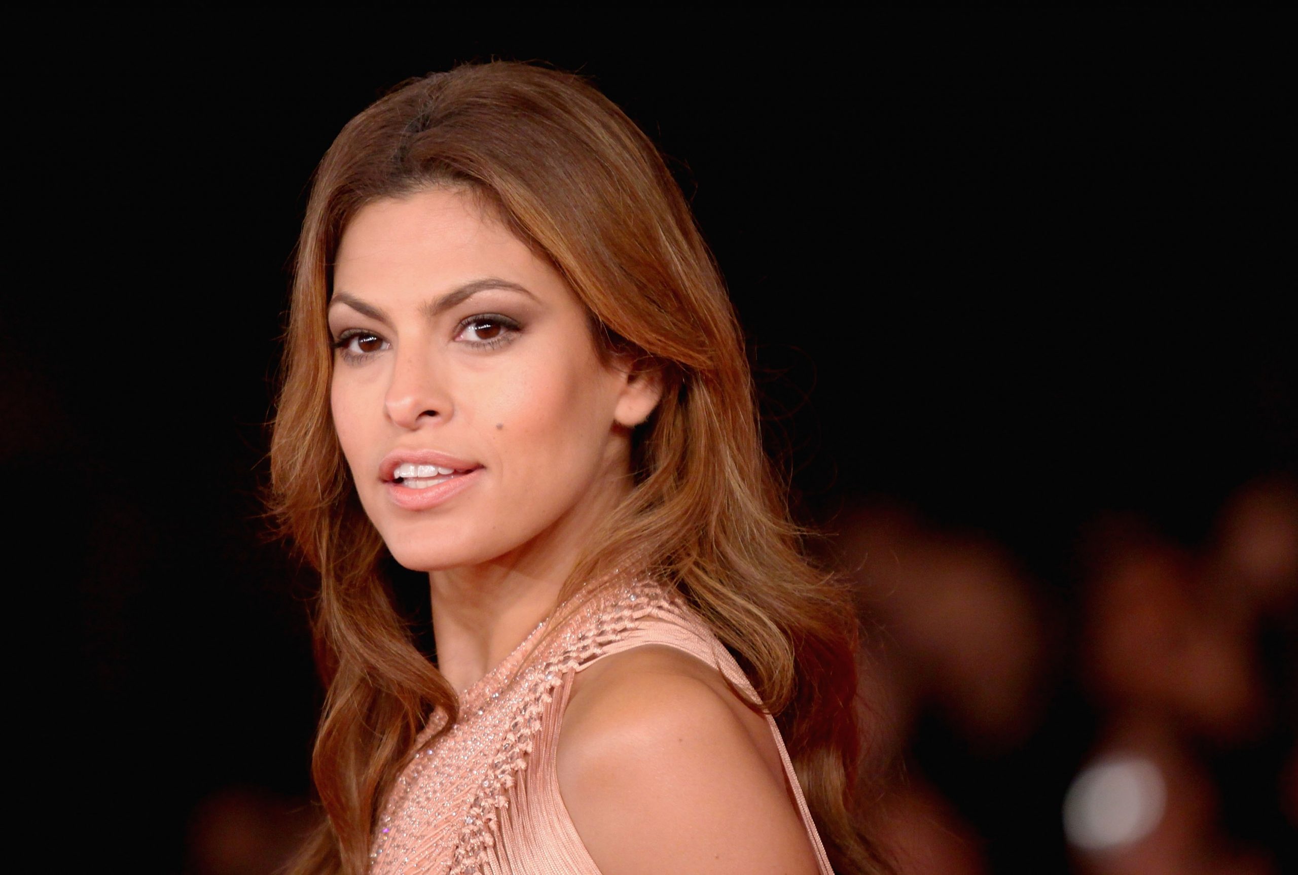 Eva Mendes returns to the cinema 12 years later and her role is Ryan Gosling’s wife
