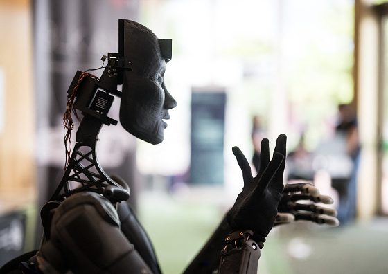 Эксперты предупреждают о рисках вымирания человечества из-за ИИ