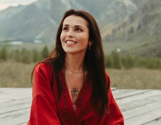 Sati Casanova first showed the face of an adult girl in the video