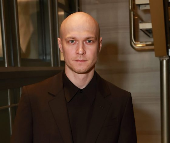 Юра Борисов вместе с семьей пришел на премьеру фильма «Алиса в Стране чудес»