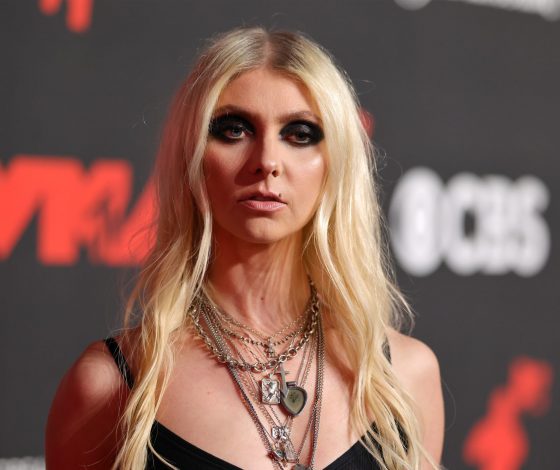 Звезда «Сплетницы» Тейлор Момсен показала рельефный пресс на красной дорожке премии MTV