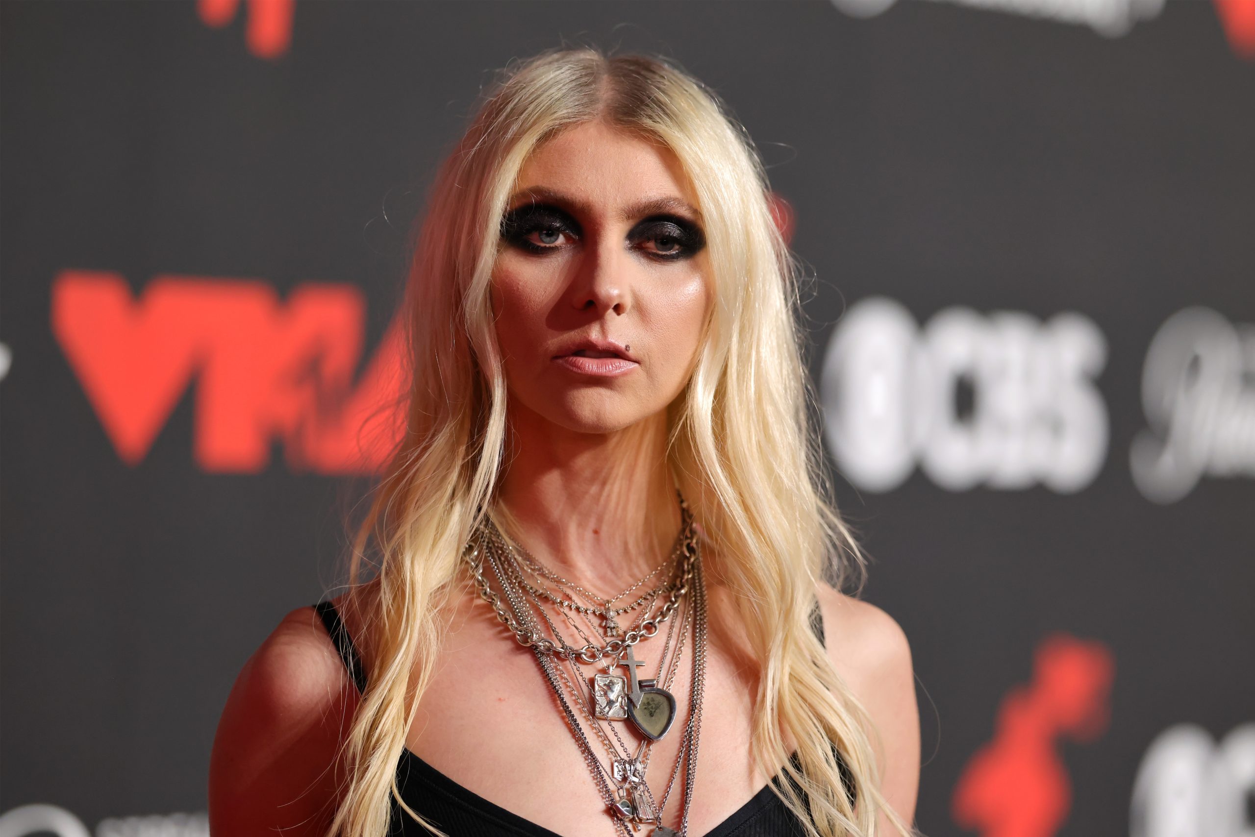 Star “Gossip” Taylor Momsen showed a relief press on the red carpet of the MTV award