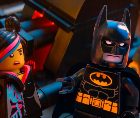 Женщина побила рекорд, пробежав по Lego голыми ногами