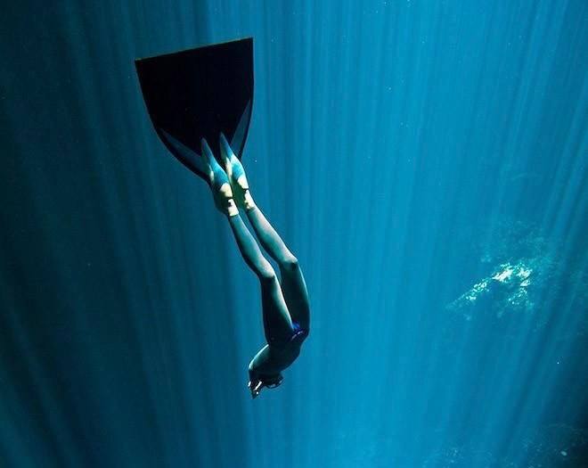 Diver made an offer to his lover in depths