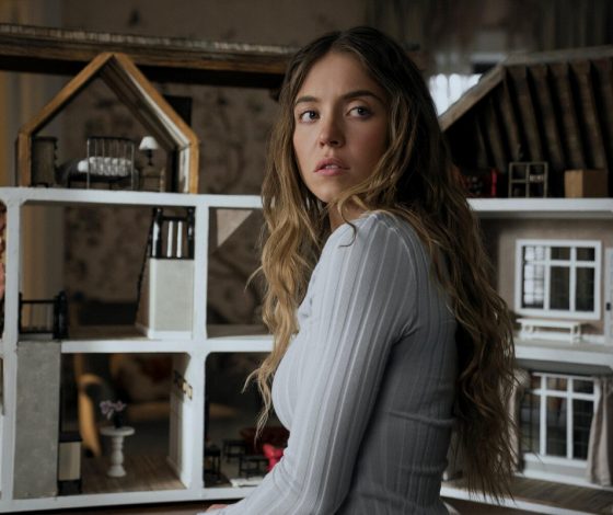 Вышел первый трейлер триллера «Горничная» с Сидни Суини и Амандой Сайфред