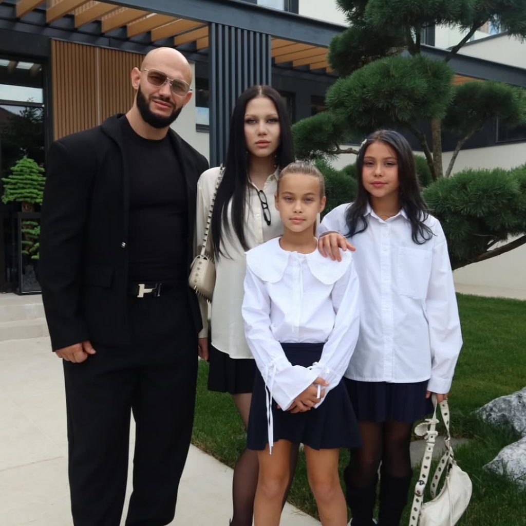With Dzhigan daughters. Photo: Social Networks