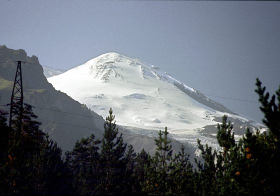 Трое альпинистов застряли на высоте свыше 5 тыс метров