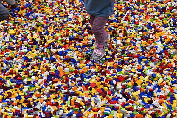 The woman broke a record by running from Lego with bare legs