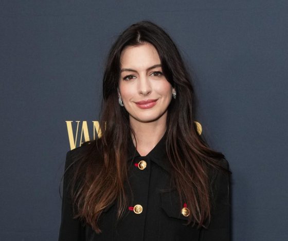 Энн Хэтэуэй впервые за долгое время появилась с мужем на красной дорожке