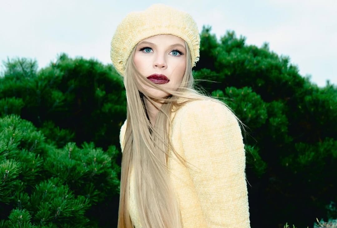 Victoria portfolio showed how their hair looks without style