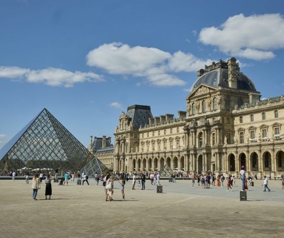 Музей Лувр в Париже ограбили