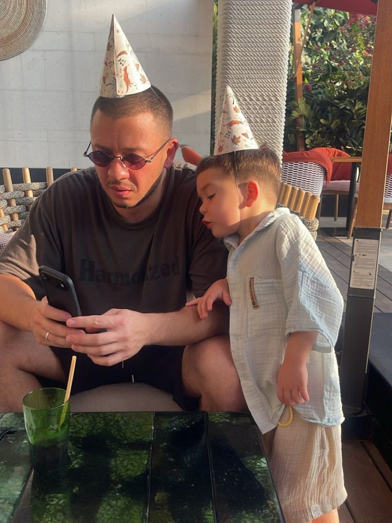 Муж Ольги Серябкиной с сыном. Фото: социальные сети