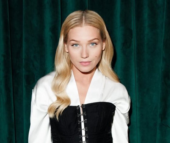 Кристина Асмус с дочерью появилась на премьере своего нового фильма