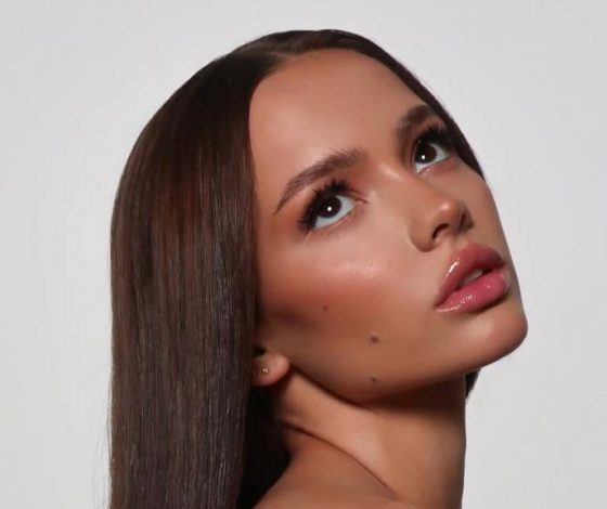 Валя Карнавал появилась в образе популярной звезды