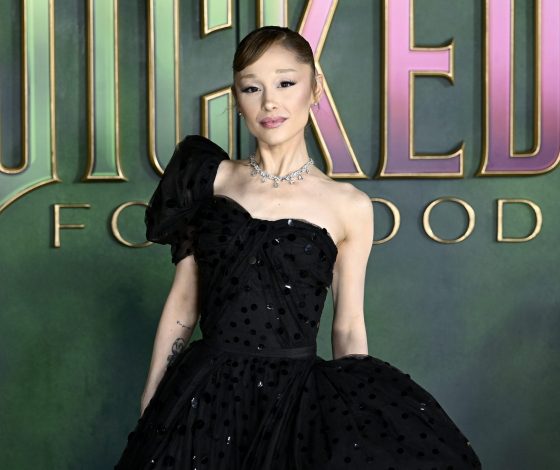 Поклонники массово публикуют видео с Арианой Гранде из прошлого: «Она умерла в 2020 году»