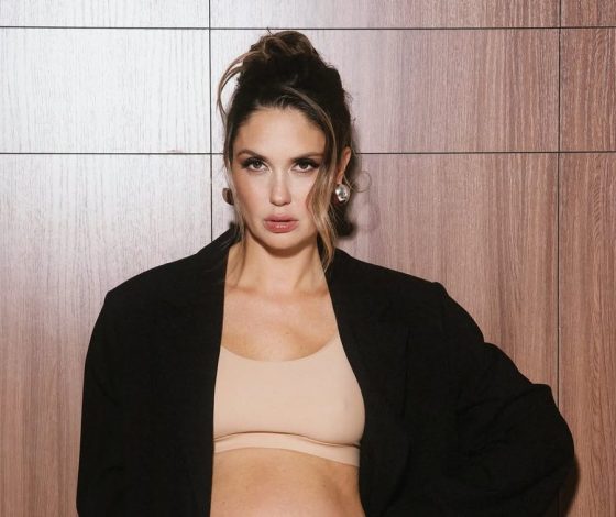 Беременная Агата Муцениеце в полупрозрачном кружевном платье снялась в фотосессии