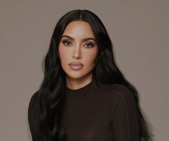 Ким Кардашьян повторила образ Mugler 1986 года для вечеринки на Рождество