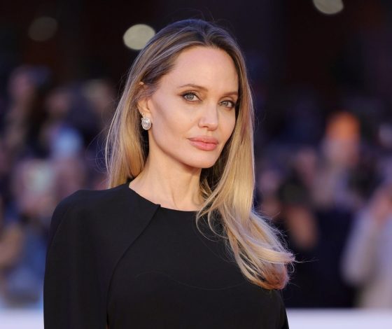 Анджелина Джоли впервые показала тело после мастэктомии и рассказала о своем решении