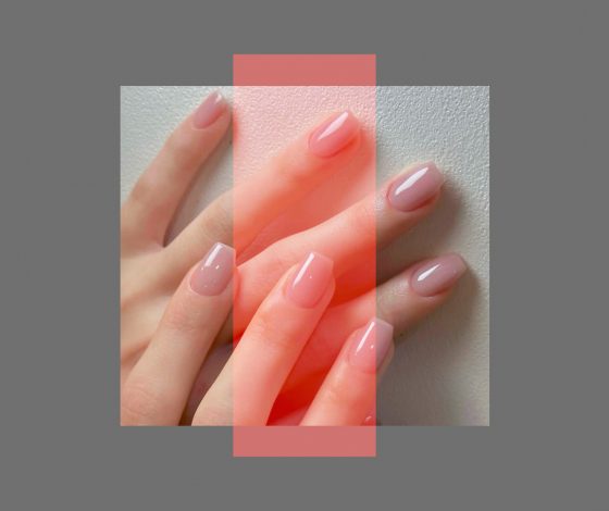 «Стеклянный маникюр» – самый минималистичный тренд этого года