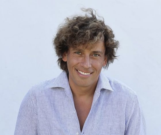 В Сети Максима Галкина* сравнивают с Генри Кавиллом и Беном Аффлеком из-за его нового образа