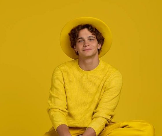 Слава Копейкин продемонстрировал новый образ на премьере второго сезона сериала «Дети перемен»