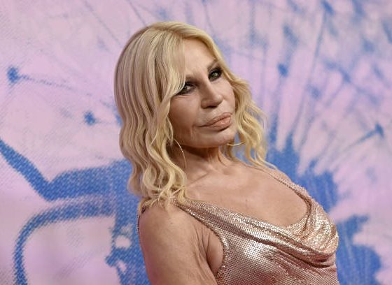 Донателла Версаче прибывает на прощание с легендарным модельером и делает необычный акцент на событии