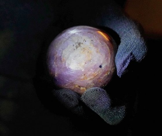 В Шри-Ланке показали самый большой в мире сапфир весом более 3,5 тысячи карат