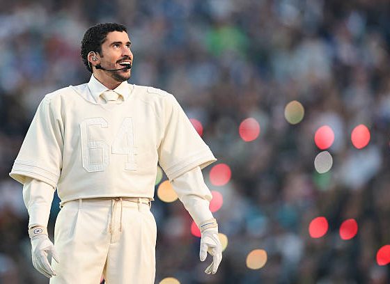 Как массовка заработала больше Bad Bunny на «Супербоуле»