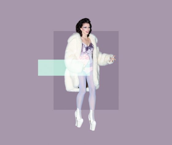 Джулия Фокс продолжает идти по стопам Бьянки Цензори: на этот раз – в колготках, трусах и шубе