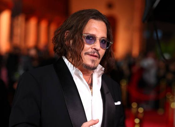 Первые фото со съемок сериала «Рождественской песни» с Джонни Деппом