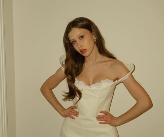 Анна Пересильд появилась в новом образе на премьере фильма «Первая»