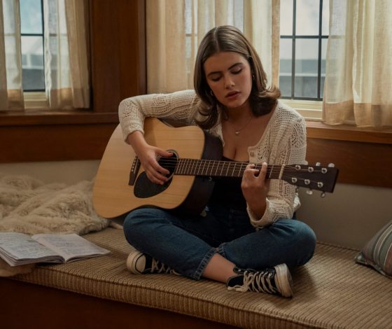 Звезда «Вне кампуса» выпустила трек из сериала
