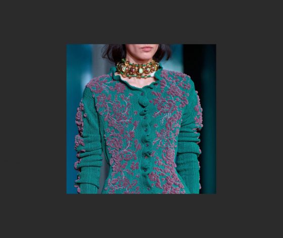 От кардиганов Tory Burch до расшитых кристаллами юбок Prada: ручная вышивка стала главным трендом сезона