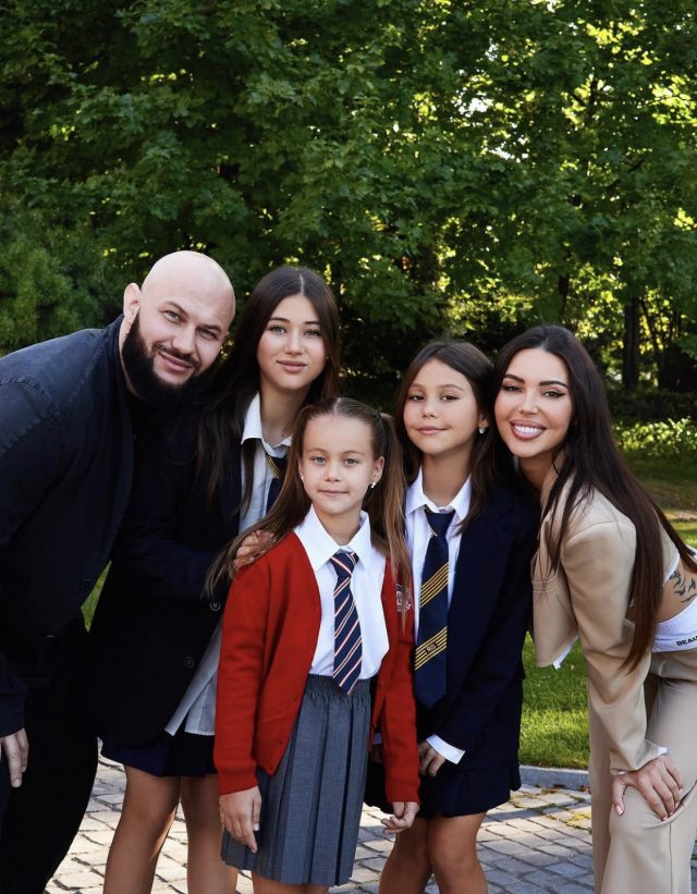 Джиган и Оксана Самойлова с детьми. Фото: @iamgeegun (instagram*)